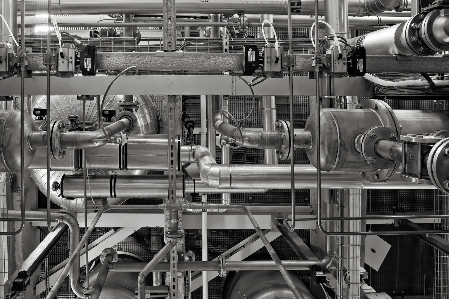 Komplext nätverk av industriella rör och ventiler