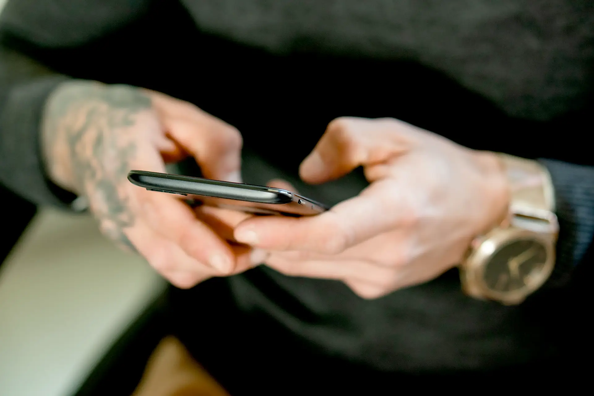 Närbild på en person som använder en smartphone